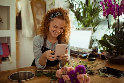 Young Woman using a Phone (Estrategia redes sociales - Banco Sabadell)