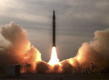 Las fuerzas armadas iraníes lanzan el misil de medio alcance Sejjil 2 en una localización desconocida en Irán hoy miércoles 16 de diciembre de 2009