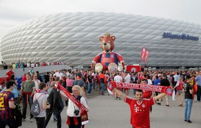 Los aficionados llegan al Allianz.