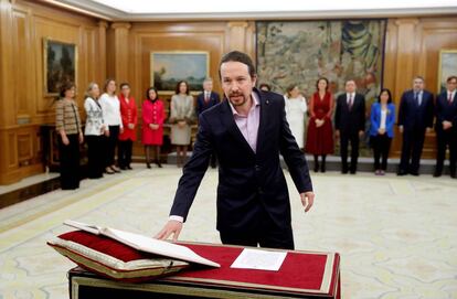 El nuevo vicepresidente de Derechos Sociales y Agenda 2030, Pablo Iglesias durante la toma de posesión de su cargo. Iglesias ha sido el primero de los cinco integrantes de Unidas Podemos que se incorporan al Ejecutivo de coalición en tomar posesión de su cargo, y lo ha hecho sin corbata, y con un pin del triángulo rojo invertido, que simboliza la lucha antifascista