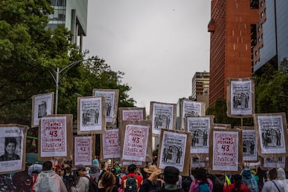 La noche del 26 y madrugada del 27 de septiembre de 2014, el grupo criminal Guerreros Unidos y la policía, respaldados por una corrupta red de instituciones locales, estatales y federales, secuestraron a 43 estudiantes de la normal rural Isidro Burgos, de Ayotzinapa. 
