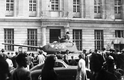 Una multitud observa un tanque T34 ruso que hace guardia frente a un edificio de un banco en Poznan (Polonia) en junio de 1956.