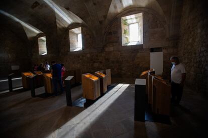 El hallazgo del centenar de grafitos nutre una exposición en el monasterio pontevedrés.