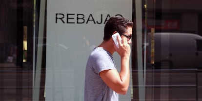 Un hombre habla por su móvil en una calle de Madrid.