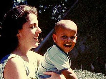 El hoy presidente electo aparece en esta vieja foto de niño con su madre, Ann Durham.