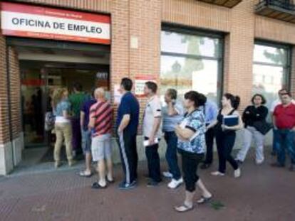 Un grupo de personas hace cola en una oficina de empleo en Alcalá de Henares. EFE/Archivo