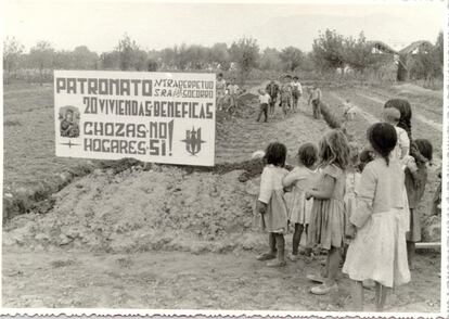 Niños humildes en Santa Fe (Granada) en mayo de 1963.