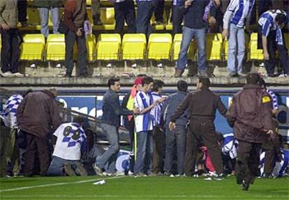 Cinco heridos al ceder una valla del estadio del Villareal por una avalancha de aficionados.