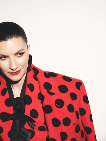 En las fiestas navideñas, Pausini prefiere el 'pandoro' al 'panettone': “Es más suave, más rico, no lleva pasas. Me gusta mojarlo en la leche”. Aquí, con americana y abrigo de Marni, camisa de Loro Piana y pendientes de Saint Laurent X Anthony Vaccarello.