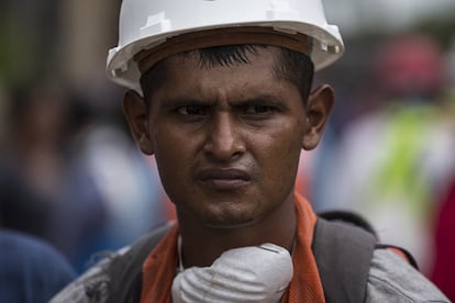 Rodarte e os outros membros de sua brigada percorrem as ruas ajudando moradores a recuperar fotografias de familiares e outros pertences de casas destroçadas depois do terremoto.