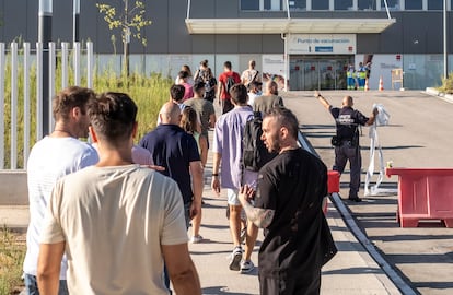 Cola a la entrada del punto de vacunación donde se suministra la vacuna contra la viruela del mono, en el hospital enfermera Isabel Zendal de Madrid, el martes.