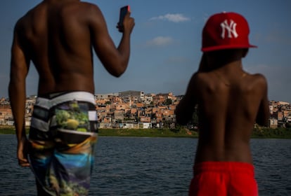 A quilômetros de distância do centro, as opiniões de moradores da periferia colocam mais cores no meio de um cenário polarizado