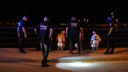 Ultras detenidos en la calle Río Guadalentin portando porras y mosquetones.
