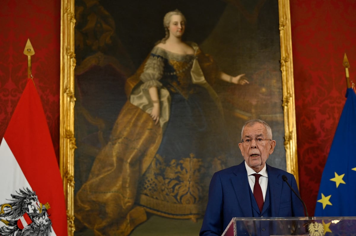 The president of Austria instructs the conservatives to form a government when the extreme right does not find partners