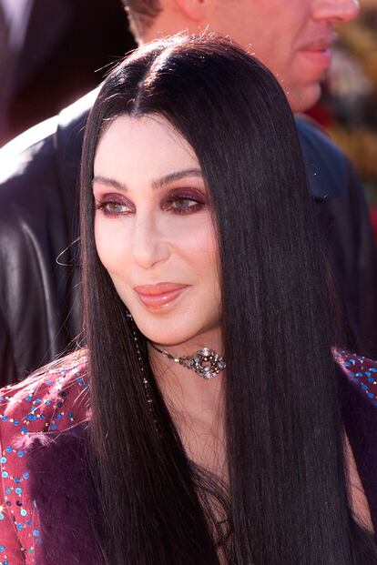 En el año 2000, a su llegada a la ceremonia de los premios Emmy en Los Ángeles. Estaba nominada por su gira Cher - Live in concert. 