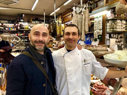 EL COCINERO ANTHONY GENOVESE Y EL CHARCUTERO FRANCESCO PRATICO EN SU SALUMERIA 