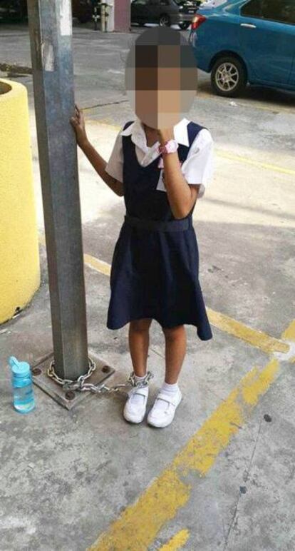 La niña que fue encadenada por su madre en Malasia.