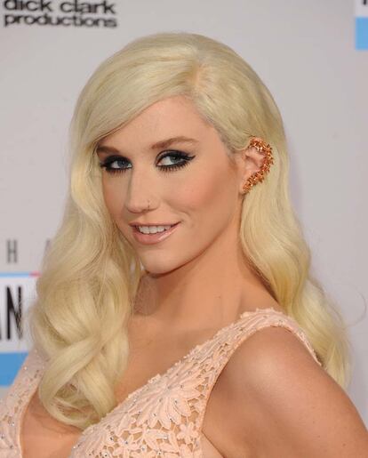 Ke$ha con 'ear-cuffs' dorados en los American Music Awards 2012.