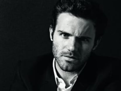 Juan Mata lleva chaqueta y camisa de Giorgio Armani y reloj de IWC