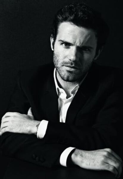 Juan Mata lleva chaqueta y camisa de Giorgio Armani y reloj de IWC