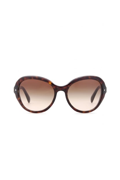 Gafas carey con cristales oscuros de Prada (190 euros).