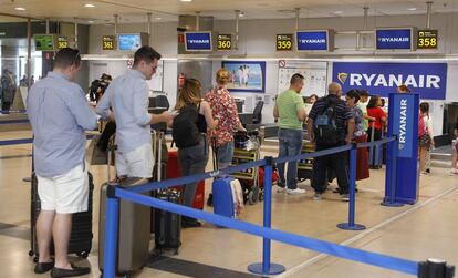 Pasajeros esperan hacer el check in en el mostrador de la empresa Ryanair.