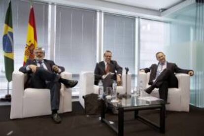 El economista Jefe y Gerente del Departamento de Investigaciones del BID, José Juan Ruiz (i), acompañado del delegado de la Agencia EFE en Sao Paulo, César Muñoz (c), y del director de Estrategia y Alianzas de Telefonica España y miembro del Consejo Empresarial para la Competitividad, Eduardo Navarro (d), este 23 de abril de 2013, durante la apertura de la conferencia España, un país de Oportunidades realizada en la sed de la Cámara Oficial Española de Comercio en Brasil.