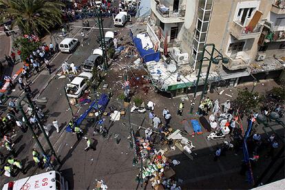 El atentado se produjo en una zona comercial de Tel Aviv donde se congregaban muchas personas. El local elegido por el suicida para hacer estallar su carga quedó prácticamente destrozado.