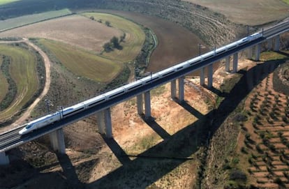 Un tren Talgo de alta velocidad operado por Renfe.