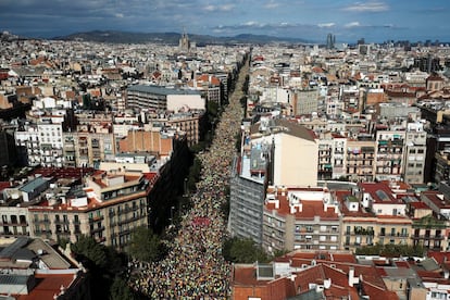 Vista de la manifestación por el paseo de Gràcia.