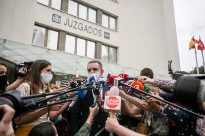 José Manuel Franco, atiende a los medios tras declarar como investigado por un delito de prevaricación por permitir concentraciones multitudinarias, como el 8-M, los días previos al estado de alarma.
