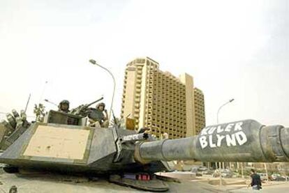 Un carro de combate estadounidense delante del  Palestina, el hotel donde un proyectil mató al cámara español José Couso.