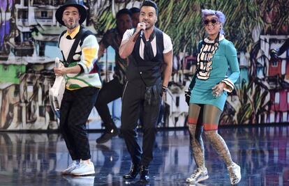 De izquierda a derecha, Simon Mej&iacute;a, Luis Fonsi y Li Saumet interpretan &#039;Despacito&#039;, en la gala de los Grammy Latinos el 16 de noviembre en Las Vegas. 