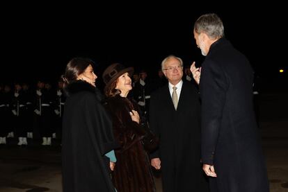 En su despedida del país escandinavo, los Reyes fueron acompañados hasta pie de pista por Carlos Gustavo y Silvia de Suecia donde, después de pasar revista a las tropas, se dijeron adiós con abrazos y besos.