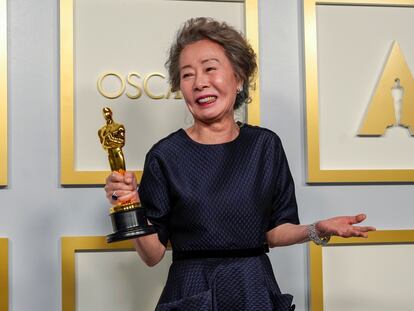 Yuh-Jung Youn, la sensación de la noche en las redes, posa con su Oscar por mejor actriz de reparto por 'Minari'.