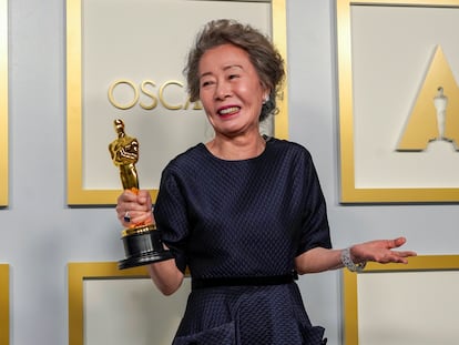 Yuh-Jung Youn, la sensación de la noche en las redes, posa con su Oscar por mejor actriz de reparto por 'Minari'.