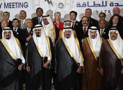 El rey Abdalá de Arabia Saudí, segundo por la izquierda, acompañado por sus hermanos y otros dirigentes internacionales.