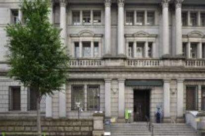 Un agente de seguridad vigila la entrada del Banco de Jap&oacute;n (BOJ), en Tokio (Jap&oacute;n). 