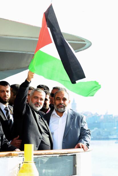 Ismail Haniya, primer ministro de Gaza, con la bandera palestina.