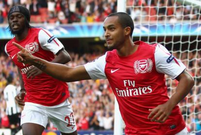 Walcott celebra su tanto ante el Udinese.