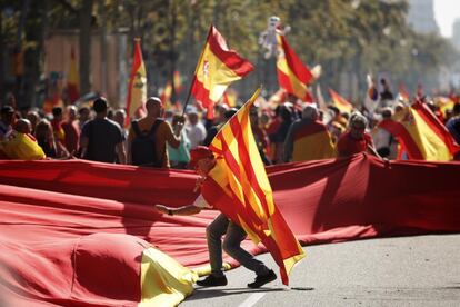 Casi dos semanas después de que el Tribunal Supremo comunicase la sentencia contra los líderes del 'procés'. En la imagen, un hombre porta sendas banderas de España y Cataluña durante la marcha constitucionalista por Barcelona.
