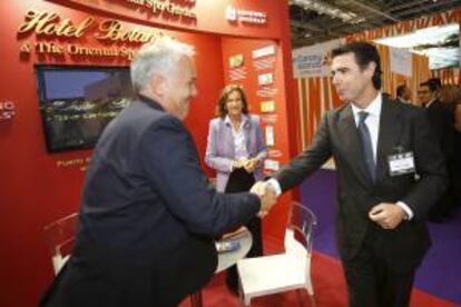 El ministro de Industria, Energía y Turismo, José Manuel Soria (d), visita uno de los stands de la feria de turismo World Travel Market, que se ha iniciado hoy en Londres y se prolongará hasta el jueves, una de las más importantes del mundo y en la que participan más de 180 países.