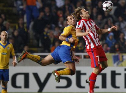 Michail y Forlán luchan por el balón.