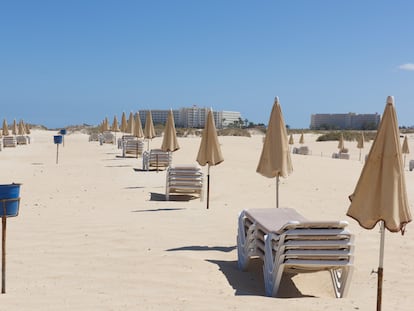 Hamacas vacías en las playas de Corralejo (Fuerteventura), este miércoles.