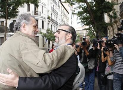 El presidente de la Academia, Álex de la Iglesia, felicita ayer a Fernando Trueba.