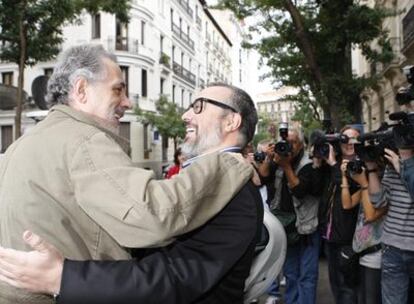 El presidente de la Academia, Álex de la Iglesia,  felicita ayer a  Fernando Trueba.