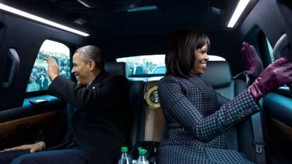 Michelle e Barack Obama na limusina presidencial durante o desfile inaugural de 2013.