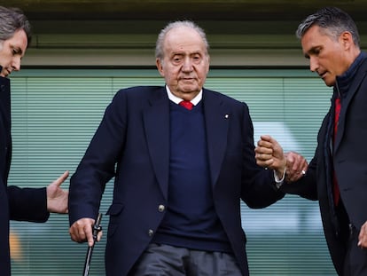 El rey emérito a su llegada al palco del estadio del Chelsea, en Londres, la noche de este martes.