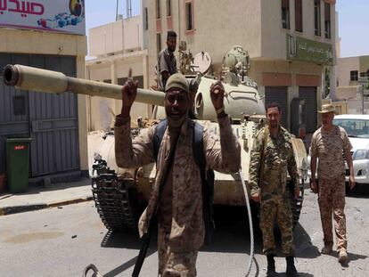 Combatientes leales al Gobierno de Unidad Libio celebran el pasado 5 de junio la conquista de la ciudad de Tarhuna, que estaba en manos de tropas leales al mariscal Jalifa Hafter.