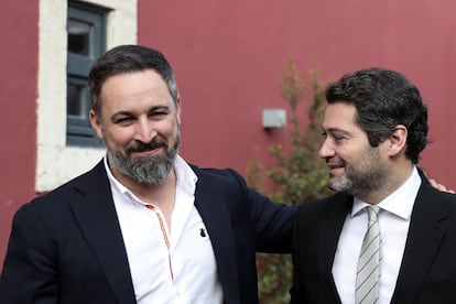 El líder de Vox, Santiago Abascal, y el presidente del partido ultraderechista Chega, André Ventura, este domingo en Lisboa.